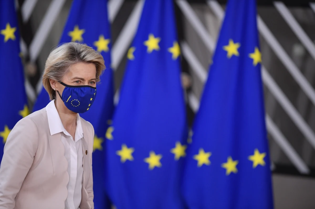 Komisja Europejska złożyła w piątek w Brukseli na posiedzeniu ambasadorów państw UE deklarację dotyczącą budżetu UE i mechanizmu „pieniądze za praworządność”. Zobowiązuje się w niej do stosowania zapisów konkluzji, przyjętych na szczycie Unii Europejskiej - przekazało PAP źródło unijne w Brukseli.