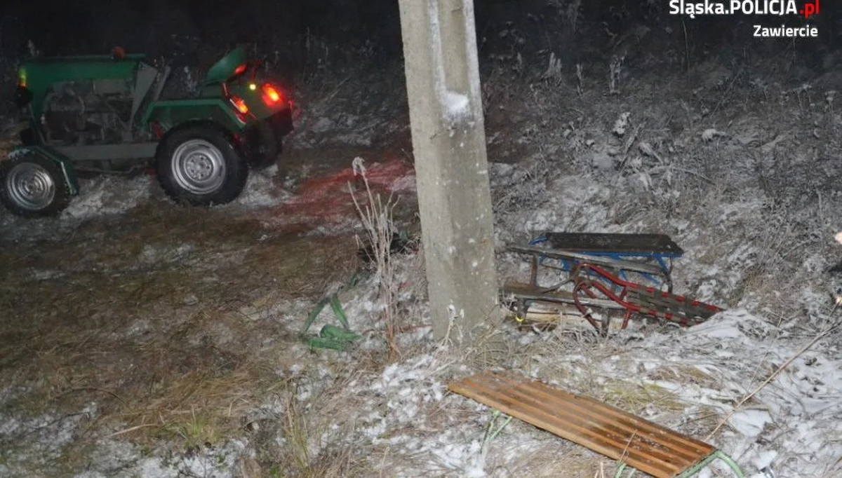 ​Groźny wypadek w województwie śląskim. 16-latek kierował ciągnikiem, do którego doczepionych było troje sanek. W pewnym momencie maszyna przewróciła się i przygniotła nastolatka.