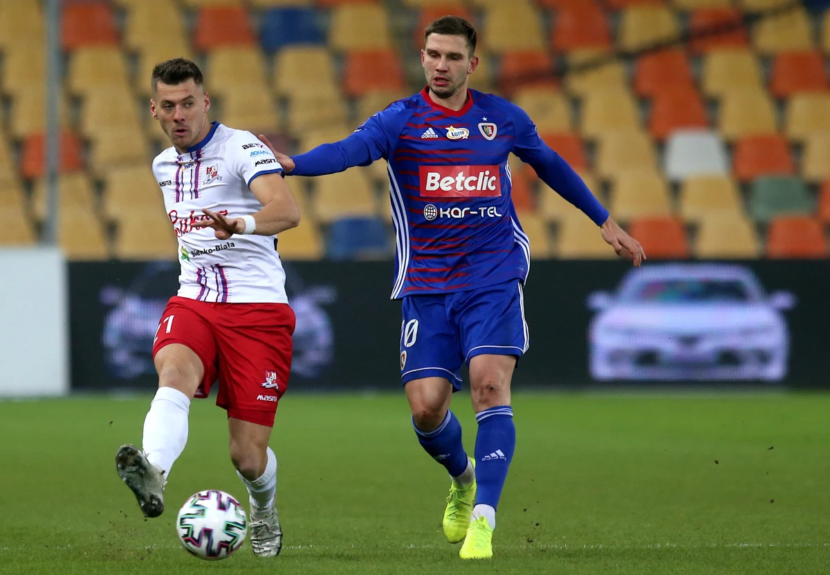 Piast Gliwice rozgromił 5:0 Podbeskidzie Bielsko-Biała w pierwszym meczu 13. kolejki ekstraklas. Bardzo dobre spotkanie rozegrał Jakub Świerczok, który strzelił dwie bramki.