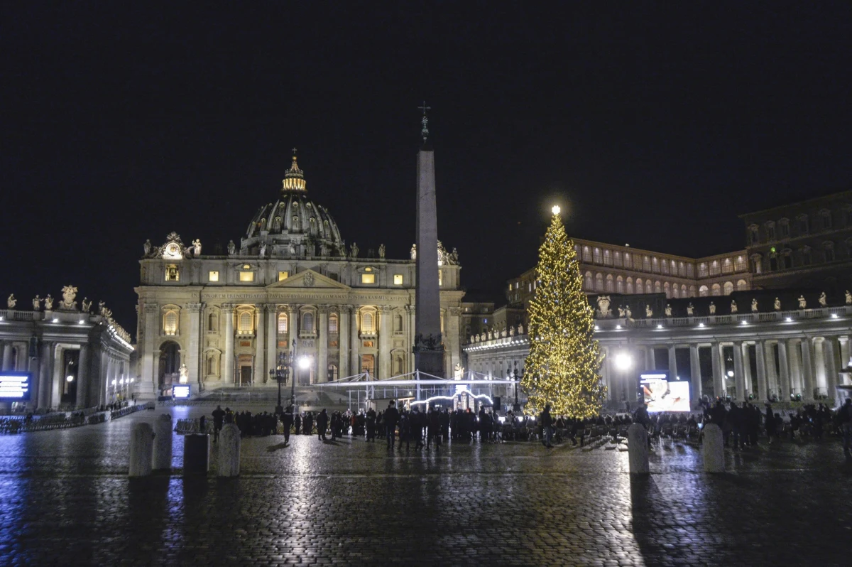 O  zmierzchu zapalone zostały lampki na choince na placu św. Piotra w Watykanie, przywiezionej ze Słowenii. Odsłonięta została też oryginalna szopka z włoskiej Abruzji z figurami z ceramiki. Tradycyjna przedświąteczna uroczystość odbyła się w reżimie sanitarnym.