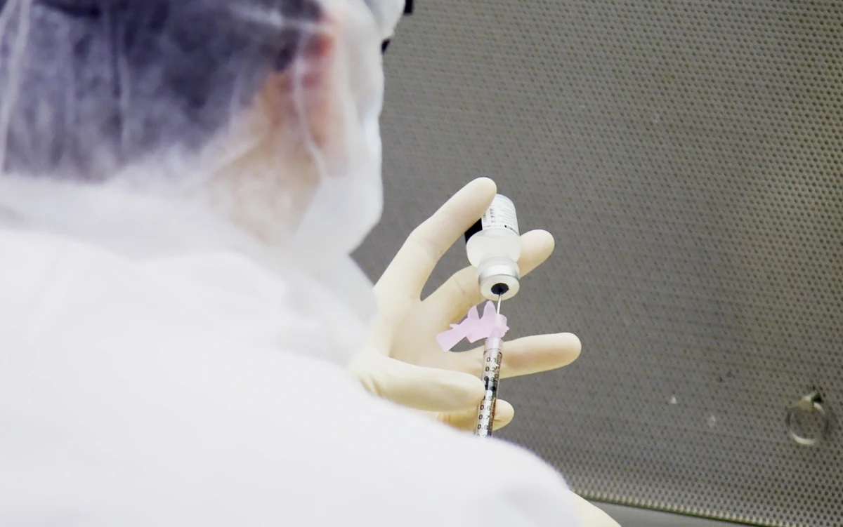 ​Amerykańska Agencja ds. Żywności i Leków (FDA) zatwierdziła awaryjne użycie szczepionki firmy Pfizer. Pierwsi Amerykanie mają być zaszczepieni już w ciągu najbliższych dni.