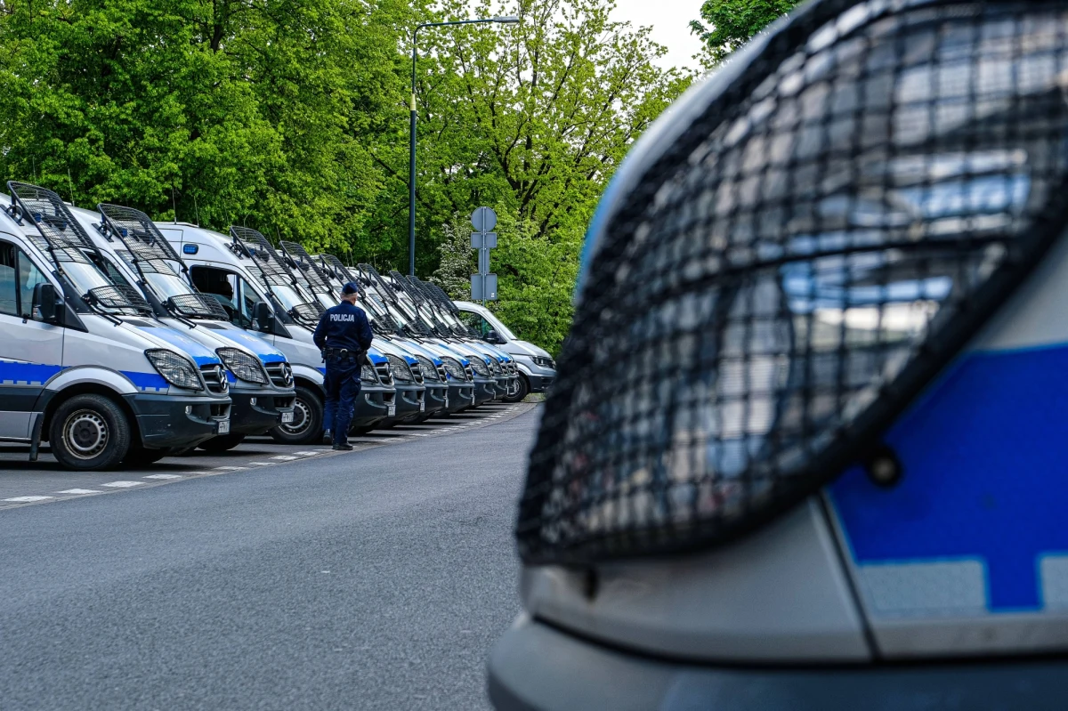 23-latek, który usiłował dokonać eksplozji przed jednym z warszawskich komisariatów, był pod wpływem środków odurzających. Najprawdopodobniej była to marihuana, którą znaleziono w jego samochodzie.