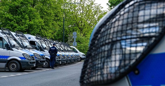 23-latek, który usiłował dokonać eksplozji przed jednym z warszawskich komisariatów, był pod wpływem środków odurzających. Najprawdopodobniej była to marihuana, którą znaleziono w jego samochodzie.