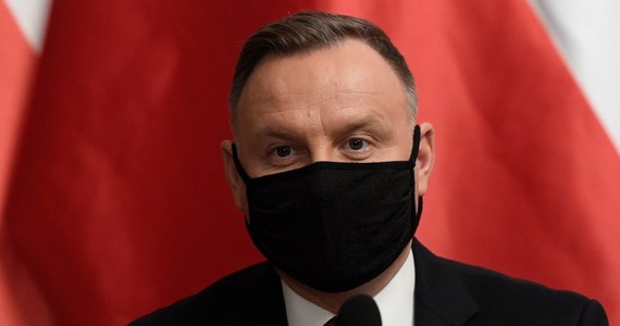 Nigdy nie byłem przedstawicielem społeczności antyszczepionkowej - zapewnił prezydent Andrzej Duda. Tłumaczył, iż na grypę się nie szczepił, ponieważ nie uważał jej za zbyt szkodliwą. Prezydent rozmawiał wczoraj na temat szczepień z lekarzami ekspertami: głównym doradcą premiera ds. Covid-19 prof. Andrzejem Horbanem, specjalistą chorób zakaźnych prof. Krzysztofem Simonem oraz byłym Głównym Inspektorem Sanitarnym Jarosławem Pinkasem. Zapis rozmowy został zamieszczony późnym wieczorem na profilu twitterowym Andrzeja Dudy.