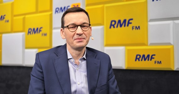 "Dzisiaj mamy bardzo dobry budżet, jest to wyjątkowy budżet na ten czas" – komentował na antenie RMF FM premier Mateusz Morawiecki po powrocie z Brukseli z unijnego szczytu ws. budżetu UE. W rozmowie z Krzysztofem Ziemcem przyznał, że ma świadomość, że głosy w sprawie kompromisu, na który zgodziła się Polska są różne, ale premier stanowczo stwierdził: „suwerenność to jest zdolność do realizacji swoich interesów pośród innych państw". "Upiekliśmy dwie pieczenie na jednym ogniu. Wzmogliśmy swoja pozycję finansową i zachowaliśmy wzmocniony mechanizm, który nas ochroni nas przed arbitralnym potraktowaniem przez inne państwa” - zapewnił.