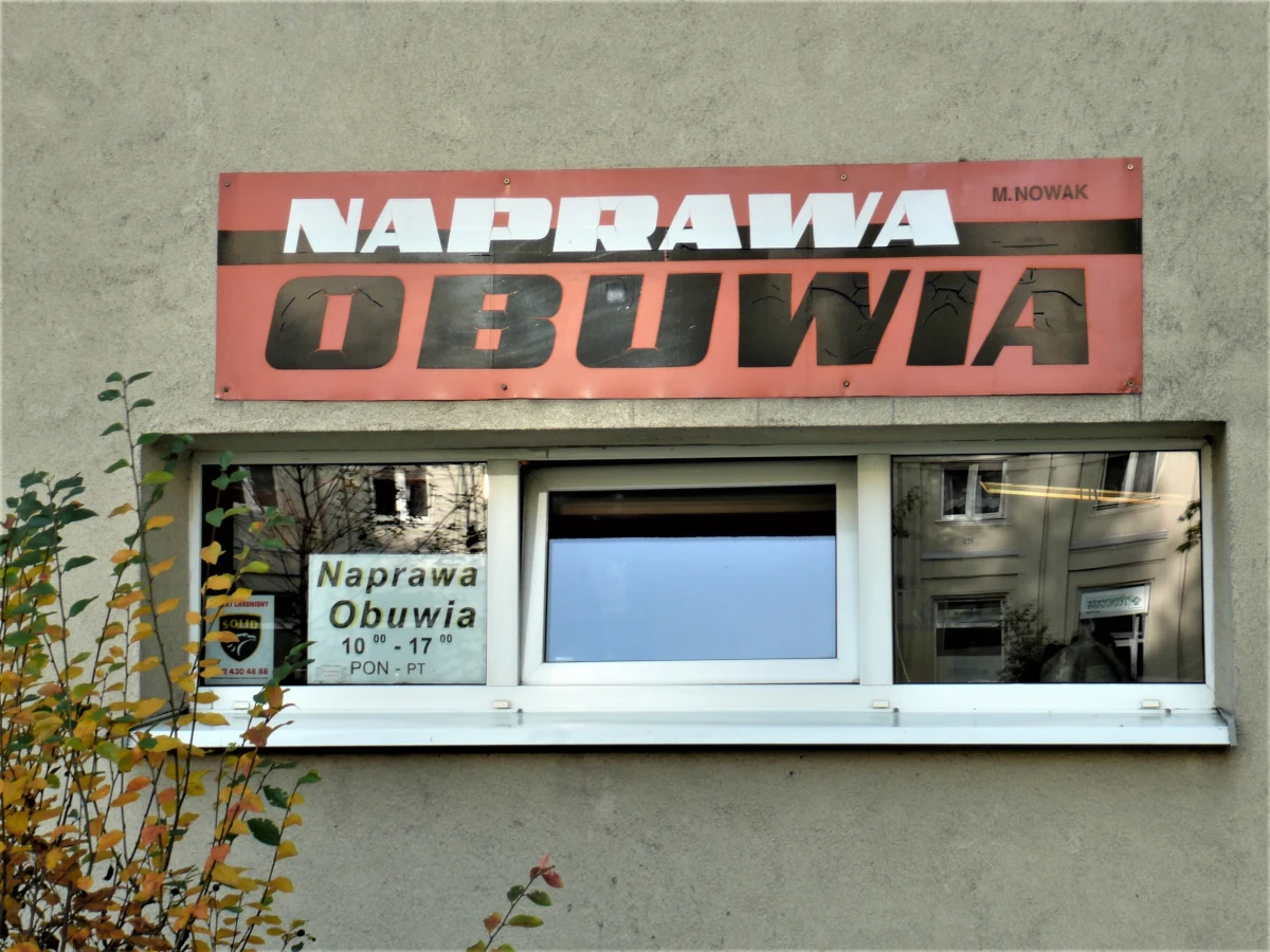 Wskażę Ci palcem na Placu Centralnym wiele niezabytkowych punktów. Chcesz zostać turystą nietradycyjnym? Oczywiście nie usunę spod Twych stóp chodnika. Nie poplączę przejść, by przejść się prosto nie dało. Nie przemienię węzłów komunikacyjnych w węzły gordyjskie. Nie zatrzymam ruchu wszystkiego. Nie popodmieniam kamienic, jakby było słowo „popodmieniam”. Słowem nie będą to radykalne metamorfozy nowohuckiej czasoprzestrzeni. Szykuję Ci łagodną korektę tradycyjnej turystyki. 