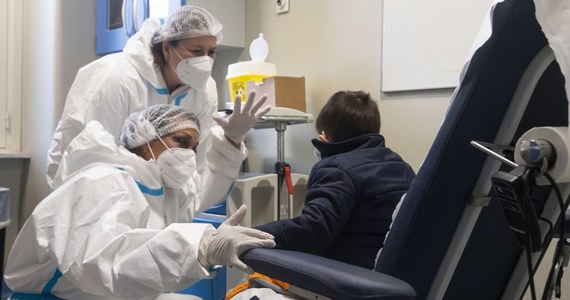 193 przypadki zakażenia koronawirusem na 100 tysięcy mieszkańców Włoch - to najnowsze dane z monitoringu pandemii, przedstawione przez krajowy Instytut Służby Zdrowia w Rzymie. "To wciąż zbyt dużo" - powiedział prezes Instytutu Silvio Brusaferro w sobotę.