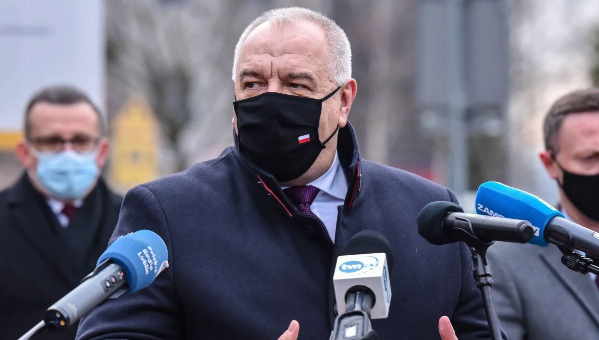 Mamy ambicje, by Polska ucierpiała jak najmniej na skutek pandemii i była znów liderem wzrostu gospodarczego w Europie - powiedział wicepremier Jacek Sasin w sobotę w Chełmie (Lubelskie), gdzie przekazał samorządom promesy na wsparcie lokalnych inwestycji.