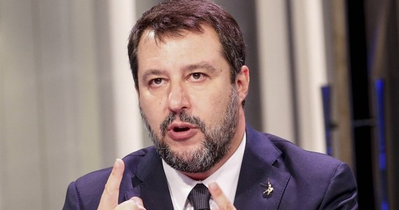Lider włoskiej opozycji, szef Ligi Matteo Salvini oświadczył, że za słuszne uważa to, co robił jako szef MSW, gdy nie pozwalał migrantom zejść ze statku na Sycylii. W sobotę stawił się przed sądem w Katanii, gdzie oskarżony jest o uwięzienie ludzi.