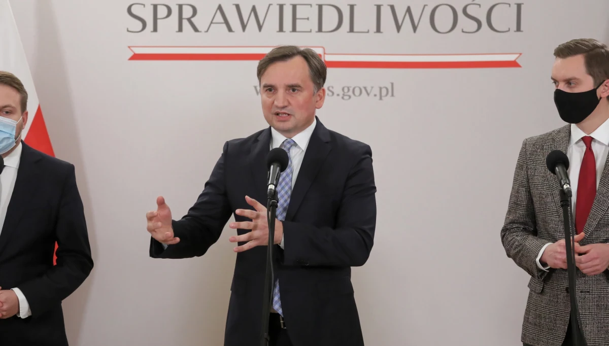 Głosami 12 do 8 zarząd Solidarnej Polski odrzucił wniosek jednego z członków SP o wyjście z koalicji rządzącej - poinformował po sobotnim posiedzeniu zarządu lider ugrupowania, minister sprawiedliwości Zbigniew Ziobro.