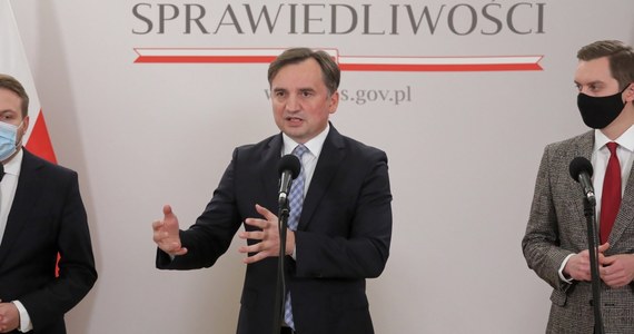 Głosami 12 do 8 zarząd Solidarnej Polski odrzucił wniosek jednego z członków SP o wyjście z koalicji rządzącej - poinformował po sobotnim posiedzeniu zarządu lider ugrupowania, minister sprawiedliwości Zbigniew Ziobro.