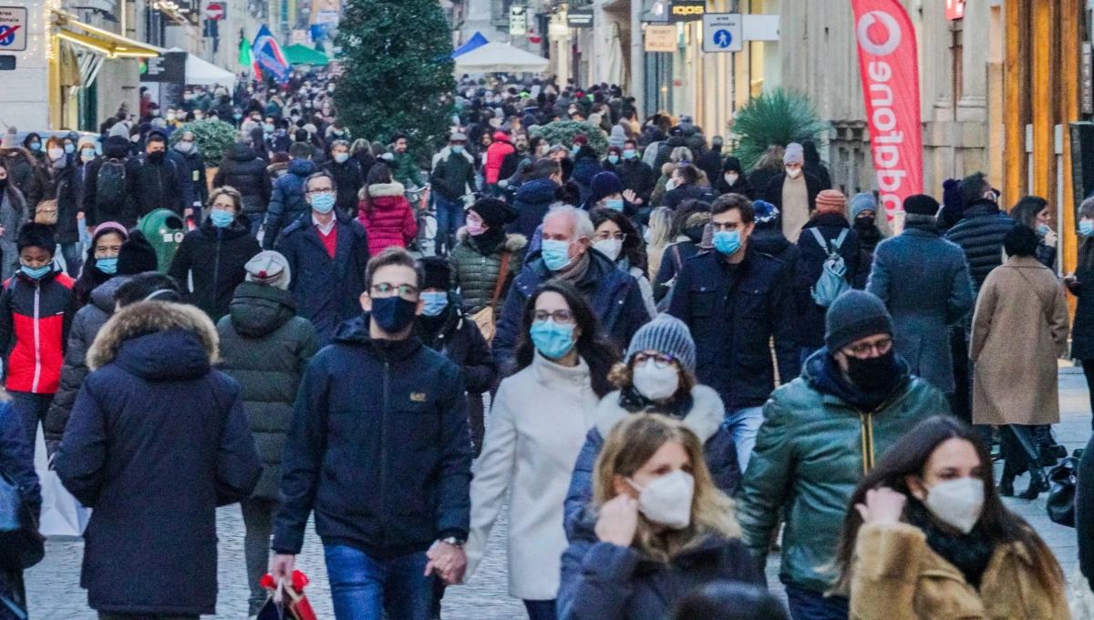 649 osób zmarło we Włoszech w ciągu doby na Covid-19, zarejestrowano 19903 nowe zakażenia koronawirusem - poinformowało w sobotę Ministerstwo Zdrowia w Rzymie. Wykonano 196 tys. testów. Od początku epidemii zakaziło się około 1,8 mln osób, zmarło ponad 64 tys.