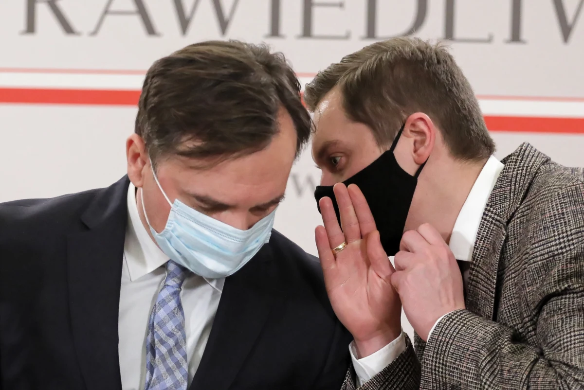 Solidarna Polska Zbigniewa Ziobry "rekomenduje niezwłoczne zaskarżenie" przed Trybunałem Konstytucyjnym i przed Trybunałem Sprawiedliwości Unii Europejskiej rozporządzenia ws. uzależnienia wypłat unijnych pieniędzy od przestrzegania zasad praworządności: o takiej rekomendacji koalicjant Prawa i Sprawiedliwości poinformował w oświadczeniu, wydanym po posiedzeniu zarządu partii. Za niekorzystne dla Polski ugrupowanie Zbigniewa Ziobry uważa również ustalenia ostatniego unijnego szczytu w dziedzinie celów klimatycznych.