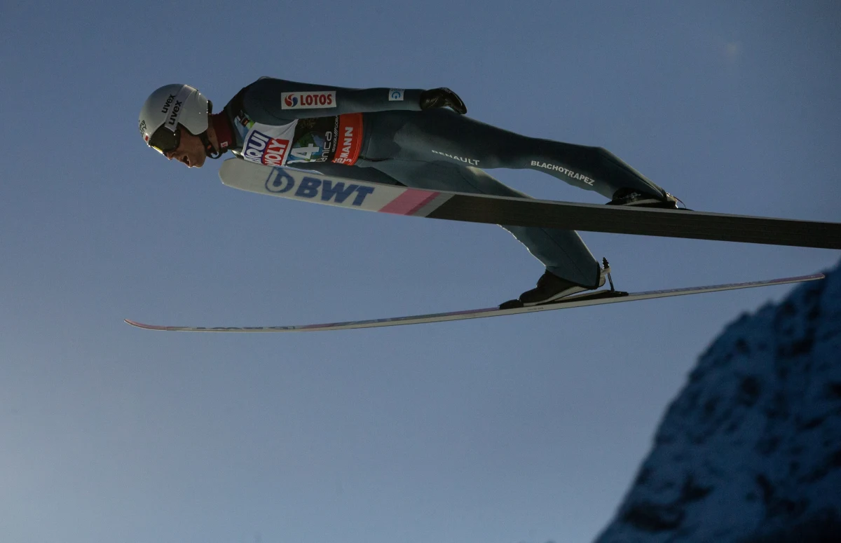 Skoczkowie narciarscy zmierzą się dzisiaj w Planicy - na zakończenie mistrzostw świata w lotach - w rywalizacji drużynowej. W walce o medale powinni się liczyć Polacy, wśród faworytów są również Niemcy i Norwegowie.