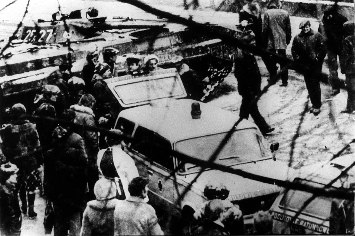 39 lat temu, w niedzielę 13 grudnia 1981 r. o godz. 6 rano, Polskie Radio nadało wystąpienie gen. Wojciecha Jaruzelskiego, w którym informował on Polaków o ukonstytuowaniu się Wojskowej Rady Ocalenia Narodowego (WRON) i wprowadzeniu na mocy dekretu Rady Państwa stanu wojennego na terenie całego kraju.