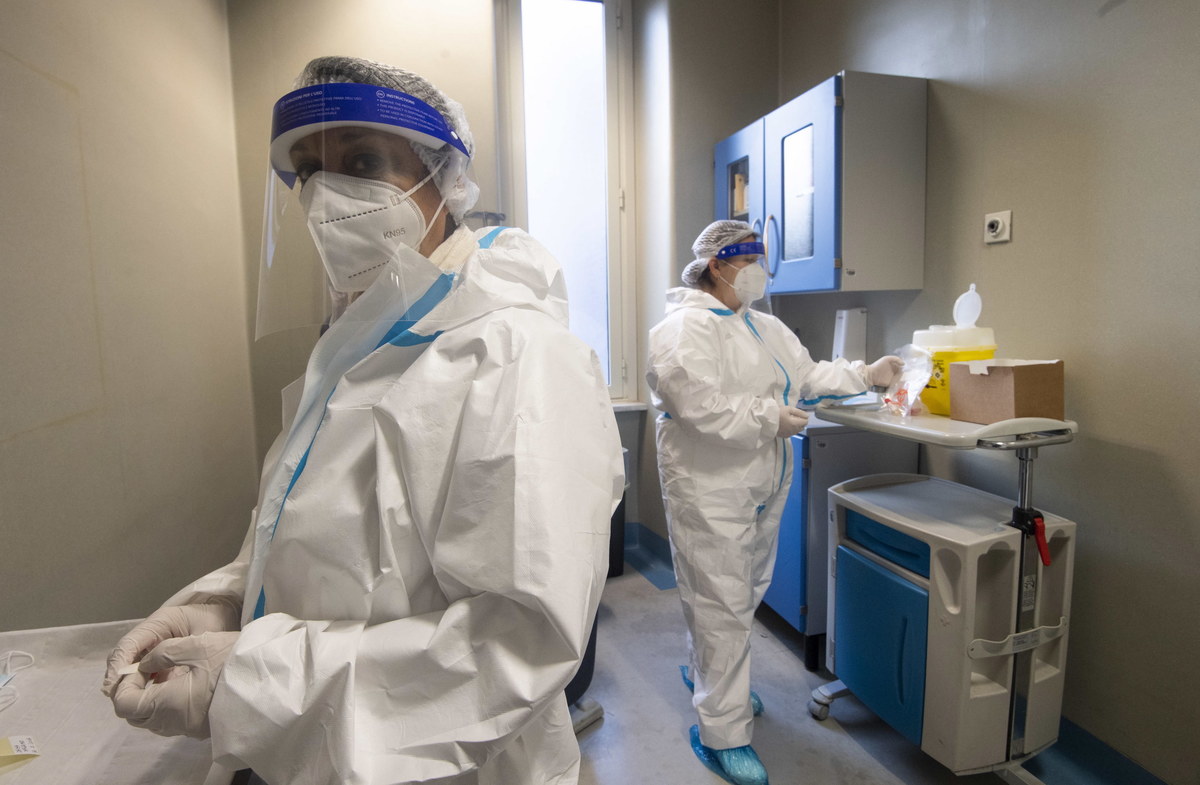 Ministerstwo Zdrowia informuje o 8 977 nowych przypadkach zakażenia koronawirusem. Ostatniej doby zmarło 188 chorych na Covid-19. Bilans epidemii koronawirusa w Polsce to 1 135 676 zakażonych. Nie żyje 22 864 spośród nich.