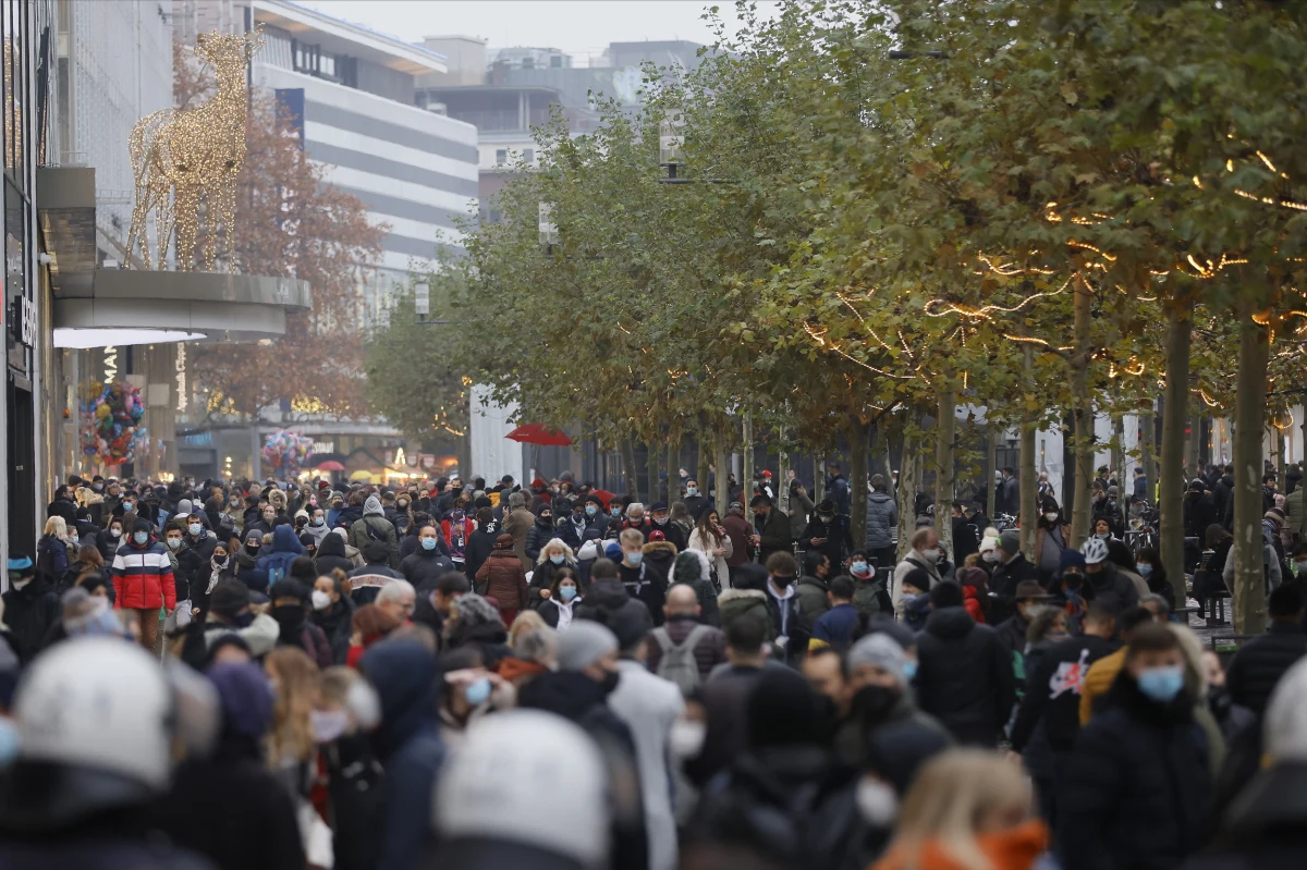 Rząd Niemiec planuje zamknąć od 16 grudnia do 10 stycznia większość sklepów, których działalność nie jest niezbędna - pisze agencja Reuters. Powołuje się na projekt rządowej propozycji, dotyczący kolejnych obostrzeń w związku z pandemią koronawirusa. Informację tę potwierdziła kanclerz Niemiec Angela Merkel.