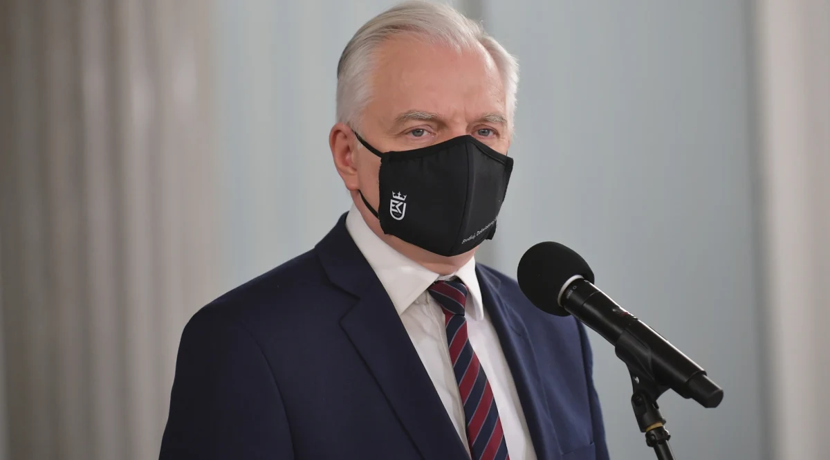 Obecnie jedyna realna alternatywa dla rządów Zjednoczonej Prawicy to przyspieszone wybory, a to nie leży w interesie żadnej z trzech partii koalicji - powiedział w rozmowie z Onetem wicepremier Jarosław Gowin, komentując decyzję zarządu Solidarnej Polski o pozostaniu w koalicji.