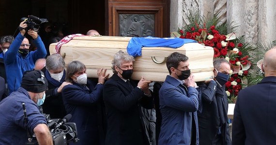 Dom pochowanego wczoraj w Vicenzy Paolo Rossiego został splądrowany i okradziony w trakcie jego pogrzebu. Odkryła to po powrocie z uroczystości żona słynnego włoskiego piłkarza Federica Cappelletti.