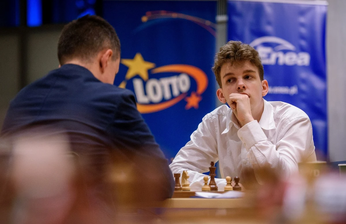 "Do samego końca liczyliśmy, iż uda nam się zorganizować w Katowicach mistrzostwa Europy w szachach błyskawicznych w formie tradycyjnej, ale jesteśmy zmuszeni, by przyjąć wersję online. Jest to rozwiązanie bardzo innowacyjne, szachy dzięki nowym technologiom mają tę alternatywę,  z której nie mogą skorzystać inne dyscypliny sportowe" - mówi Łukasz Turlej, wiceprezydent Światowej Federacji Szachowej. W imprezie, która odbędzie się w dniach 18-20 grudnia, udział weźmie ponad dwa tysiące europejskich szachistów, a centrum dowodzenia imprezy będzie w Katowicach.