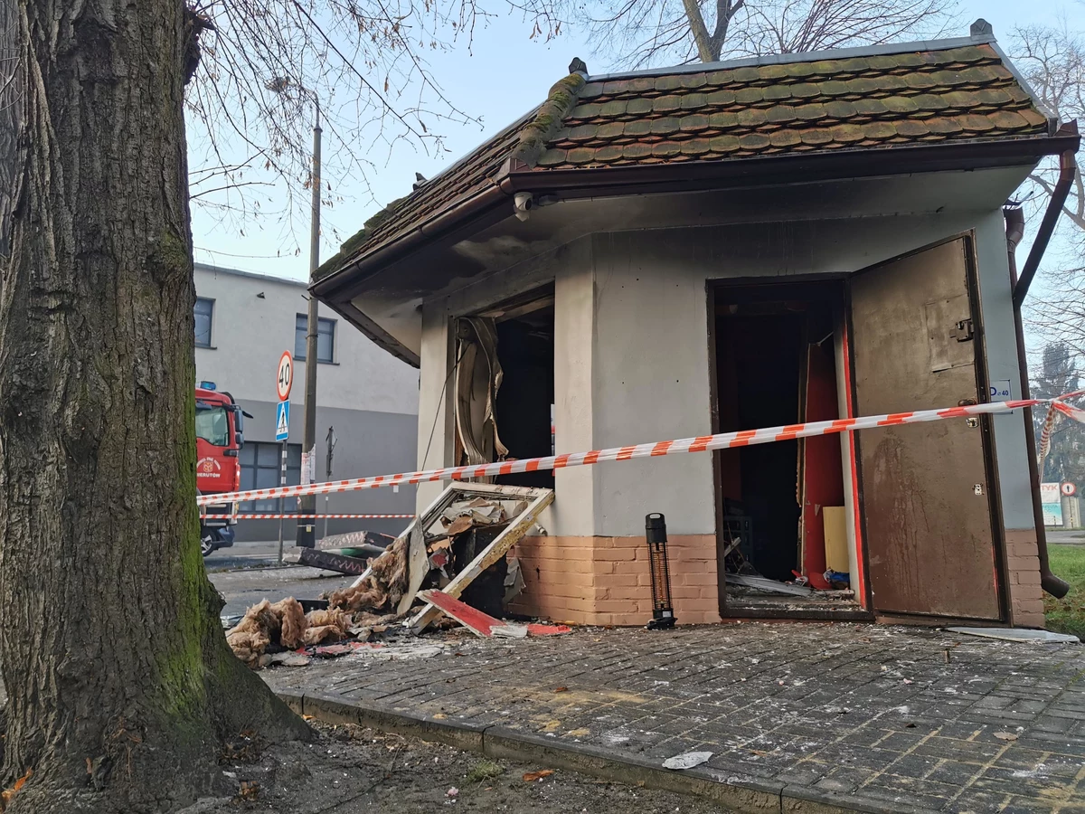 Policja wyjaśnia okoliczności porannej eksplozji w Bierutowie na Dolnym Śląsku - informuje dziennikarz RMF MAXXX Piotr Paszkowski. Do eksplozji doszło w pawilonie handlowym przy skrzyżowaniu ulic 1 Maja i Kolejowej. 