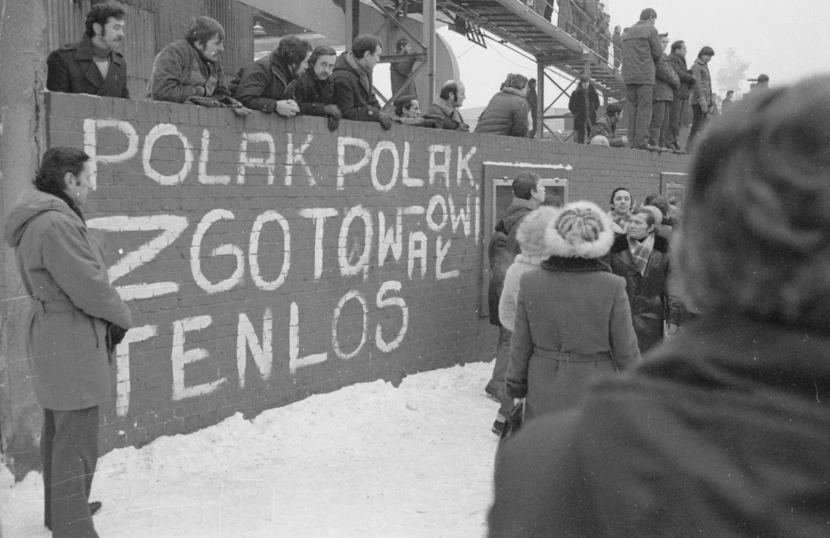 Patrzę na zmarszczki i żyły na dłoniach. To już tyle lat! Tamtego wieczoru oglądałem w telewizji jakiś włoski film. Para głównych bohaterów rozstrzygała życiowe problemy. Pamiętam ich doskonale - siedzieli w łódce na środku jeziora. Nagle o północy zniknął obraz, a spiker spokojnym głosem oświadczył, że to już wszystko na dziś i życzył nam wszystkim miłej niedzieli. Pomyślałem, że to raczej dziwny koniec fabuły. Nie miałem pojęcia, że właśnie spuentowano coś więcej. Skończył się polski sen o wolności, a zaczął czeski film.