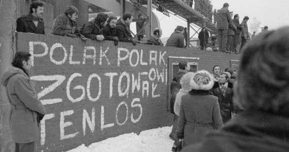 Patrzę na zmarszczki i żyły na dłoniach. To już tyle lat! Tamtego wieczoru oglądałem w telewizji jakiś włoski film. Para głównych bohaterów rozstrzygała życiowe problemy. Pamiętam ich doskonale - siedzieli w łódce na środku jeziora. Nagle o północy zniknął obraz, a spiker spokojnym głosem oświadczył, że to już wszystko na dziś i życzył nam wszystkim miłej niedzieli. Pomyślałem, że to raczej dziwny koniec fabuły. Nie miałem pojęcia, że właśnie spuentowano coś więcej. Skończył się polski sen o wolności, a zaczął czeski film.