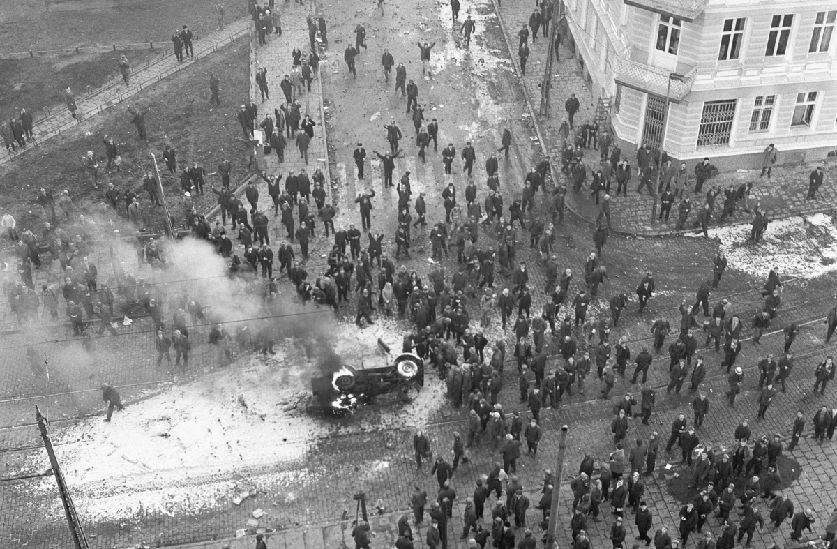 Najbliższe dni to 50. rocznica protestów na Wybrzeżu w grudniu 1970 roku - krwawo stłumionych przez kierowaną przez komunistyczne władze MO i wojsko. Wszystko zaczęło się dokładnie 50 lat temu, 14 grudnia rano, strajkiem pracowników Stoczni imienia Lenina w Gdańsku.
