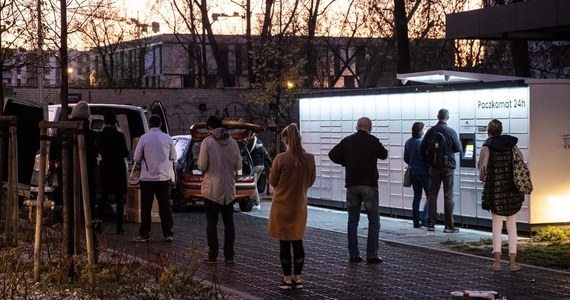 To będzie tydzień zakupowego szaleństwa, głównie w internecie, nawet jeśli zdecydowana większość Polaków planuje wydać na święta mniej niż w zeszłym roku. Rządzący będą chwalić się pieniędzmi z Unii Europejskiej, a firma CD Projekt RED spieszyć się z poprawianiem błędów w nowej grze Cyberpunk 2077. W USA ruszy w poniedziałek program szczepień, a jeśli nic się nie zmieni, w kolejnych dniach będziemy nadal słyszeć z Londynu, że warunki umowy handlowej z Unią są nie do przyjęcia, mimo że negocjacje muszą się skończyć do końca roku.