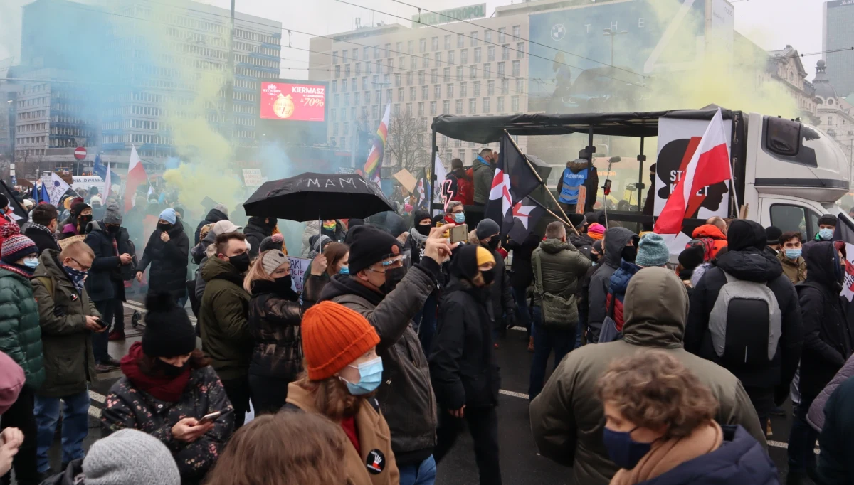 Kilka tysięcy osób wzięło udział w proteście "Spacer Po Wolność" w Warszawie. Marsz zaczął się w centrum stolicy, na rondzie Dmowskiego i dotarł na Żoliborz, przed dom Jarosława Kaczyńskiego. W manifestacji brali udział przeciwnicy zaostrzenia przepisów aborcyjnych, przedsiębiorcy i górale oraz hotelarze z Małopolski.