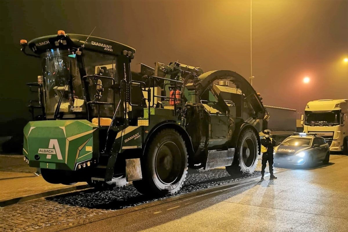 Wykorzystywany m.in. do prac leśnych 32-tonowy rębak marki Albach Diamant 2000 poruszał się autostradą A1. "Pojazd nie był zarejestrowany, a jego kierujący nie posiadał stosownych uprawnień" - poinformował w Radosław Gwis z Komendy Wojewódzkiej Policji w Łodzi.