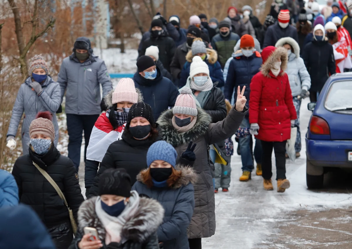 Ponad 300 osób zatrzymano podczas niedzielnych protestów w Mińsku - poinformowała mińska milicja. Jak twierdzi centrum praw człowieka Wiasna, zatrzymania przeprowadzono też w innych miastach i miejscowościach. Demonstrujący, domagający się odejścia Alaksandra Łukaszenki, maszerują kolumnami i biorą udział w akcjach solidarności. To 126. dzień protestów powyborczych w tym kraju.