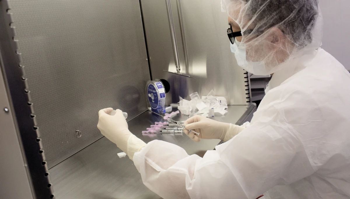 W USA rozpoczęła się w niedzielę dystrybucja szczepionek przeciw koronawirusowi, wyprodukowanych przez firmy Pfizer i BioNTech. Oczekuje się, że pierwsze partie dotrą do poszczególnych stanów już w poniedziałek - podaje Associated Press.