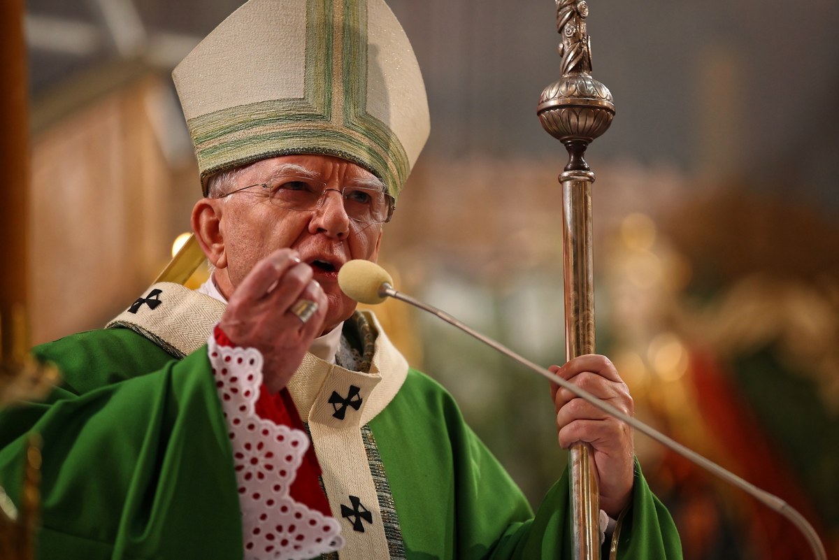 "Pewne środowiska uderzają w świetlaną postać Jana Pawła II, chcą nam go wydrzeć z serc, chcą splugawić naszą pamięć o nim" – przyznał metropolita krakowski abp Marek Jędraszewski. Duchowny przewodniczył mszy św. odprawionej w katedrze na Wawelu w 39. rocznicę wprowadzenia stanu wojennego w Polsce.