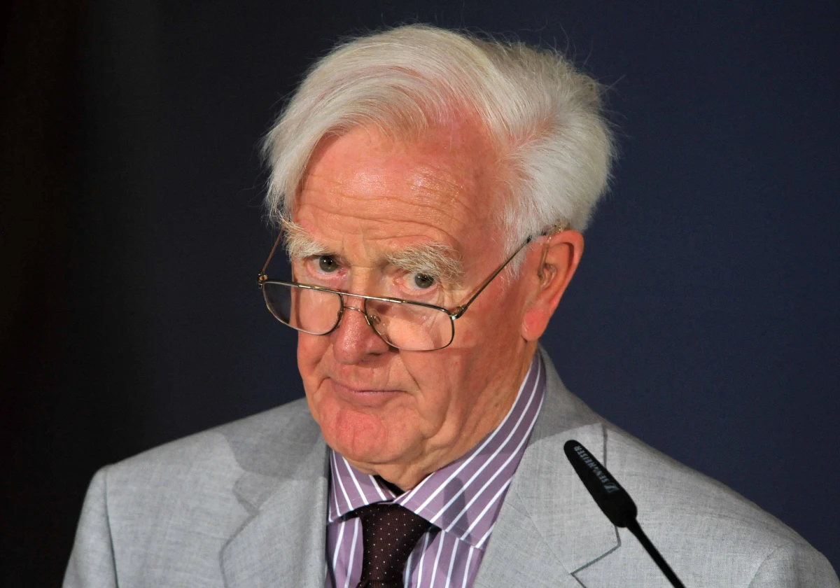 ​"Z wielkim smutkiem muszę podzielić się wiadomością, że David Cornwell, znany światu jako John le Carré, zmarł po krótkiej chorobie - nie związanej z COVID-19- w Kornwalii, w sobotę wieczorem 12 grudnia 2020 r." - napisał w sieci jego agent literacki Jonny Geller.