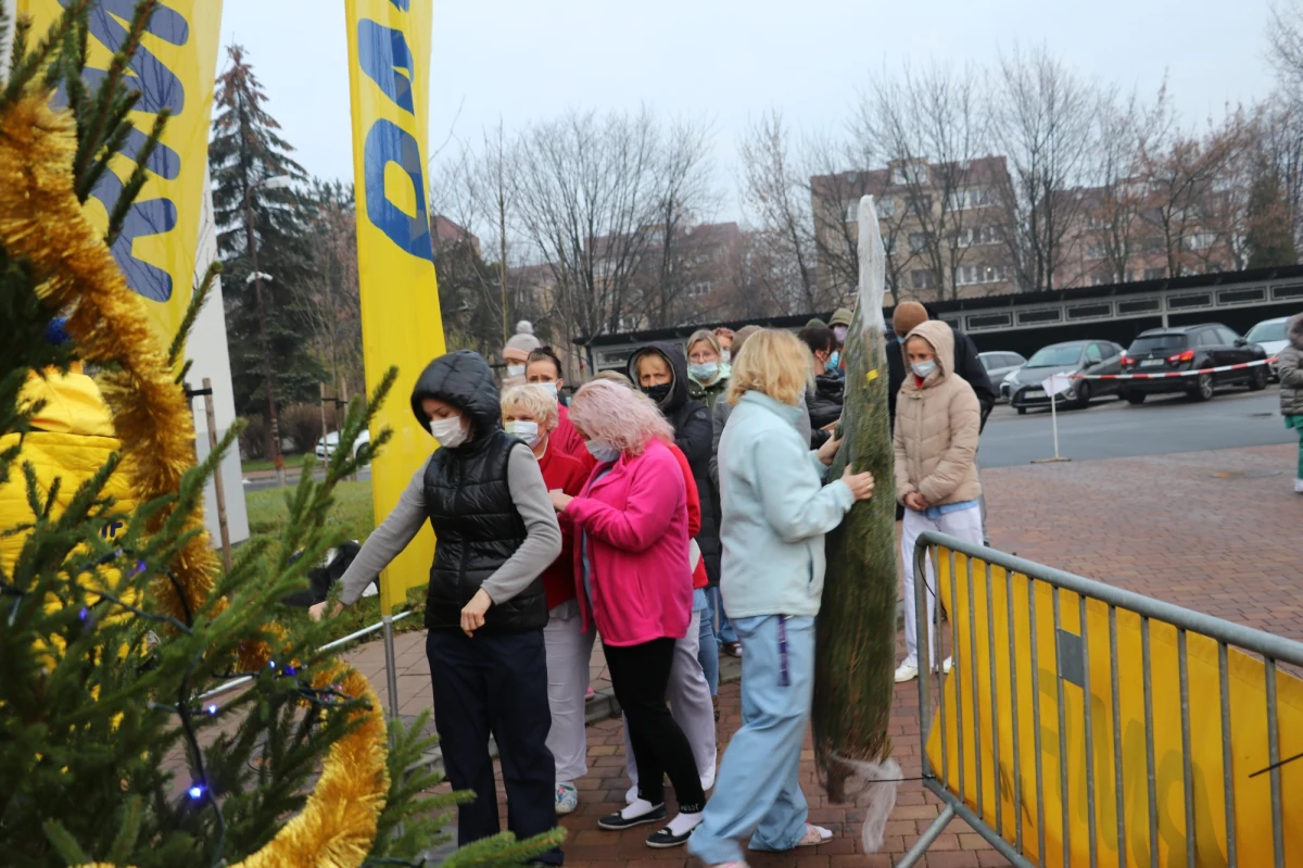 ​Rok 2020 był niezwykle ciężki dla wszystkich. Epidemia koronawirusa zmieniła diametralnie zmieniła nasze życie. Najciężej miały jednak osoby na froncie walki z wirusem. RMF FM pragnie podziękować medykom za ich pracę. Od dziś ruszamy z akcją "Choinki dla medyków od słuchaczy RMF FM".