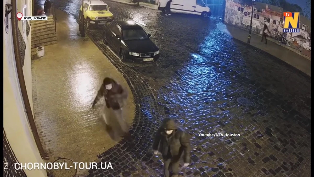 Gołoledź znacznie utrudniła życie mieszkańcom Kijowa. Nagranie pokazujące ich nierówną walkę o utrzymanie równowagi na pokrytych lodem chodnikach oraz ulicach stało się niezwykle popularne w sieci.