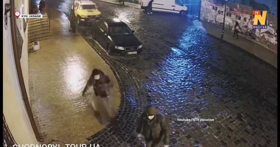 Gołoledź znacznie utrudniła życie mieszkańcom Kijowa. Nagranie pokazujące ich nierówną walkę o utrzymanie równowagi na pokrytych lodem chodnikach oraz ulicach stało się niezwykle popularne w sieci.