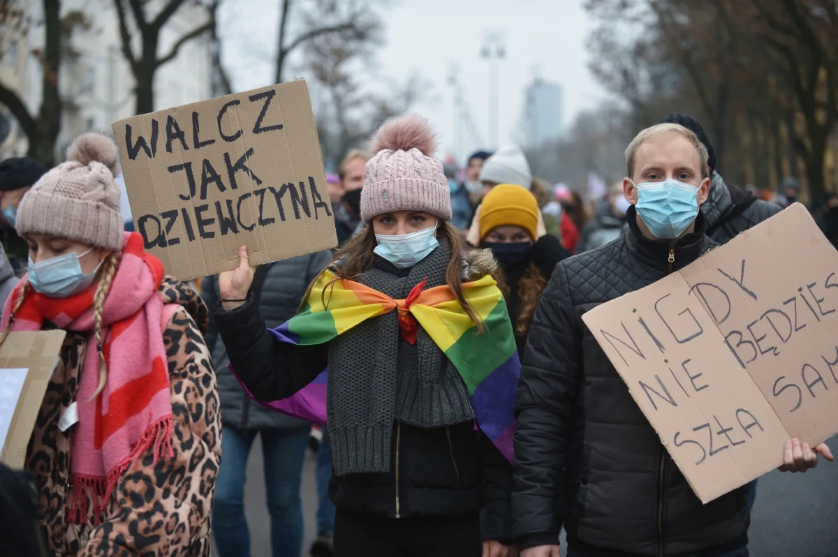 "Po niedzielnych protestach wobec 60 osób skierowano wnioski o ukaranie do sądu, mandatami ukarano sześciu protestujących, a trzy osoby zatrzymano" - przekazał rzecznik Komendy Stołecznej Policji nadkom. Sylwester Marczak. Jak dodał, podczas demonstracji doszło do uszkodzenia policyjnego radiowozu.