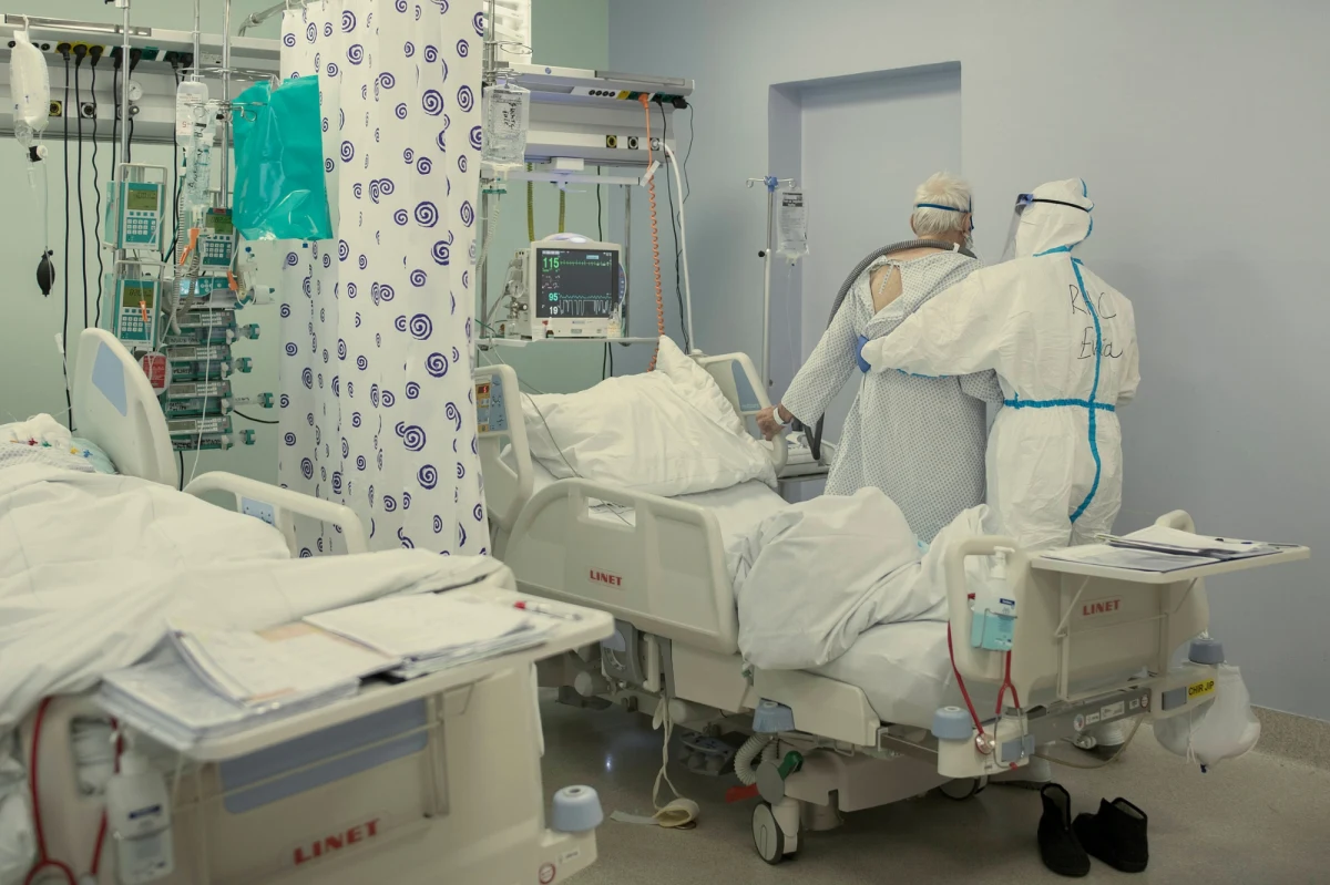 "Nie ma badań klinicznych na szeroką skalę, które potwierdziłyby skuteczność amantadyny w leczeniu Covid-19" – oświadczył podczas konferencji prasowej rzecznik Ministerstwa Zdrowia Wojciech Andrusiewicz. Dodał, że resort nie może rekomendować nieprzetestowanych terapii.