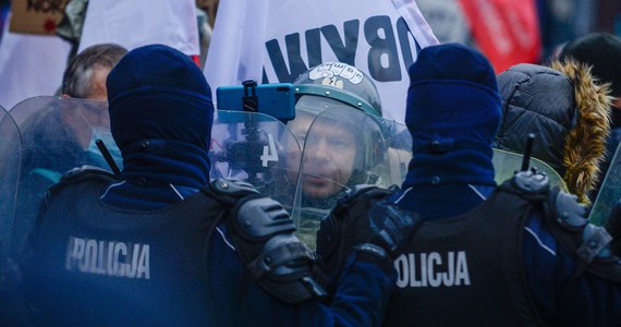 Policja ustaliła, który funkcjonariusz podczas interwencji złamał rękę 19-letniej uczestniczce zeszłotygodniowego protestu w Warszawie. W minioną środę, młoda kobieta, przed komendą przy ulicy Wilczej brała udział w akcji solidarnościowej z zatrzymanymi. 