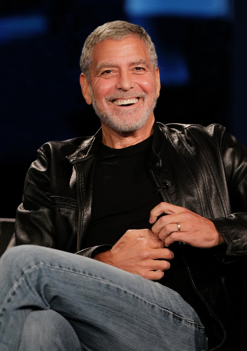 Choć do swojej ostatniej roli w „Niebie o północy” George Clooney musiał schudnąć 11 kilogramów, to nie użala się nad sobą. Gwiazdor nie rozumie aktorów, którzy narzekają na trudy swojego zawodu. Przyznaje, że dawnej wykonywał bardziej uciążliwe zajęcia, m.in. pracował na plantacji tytoniu.
