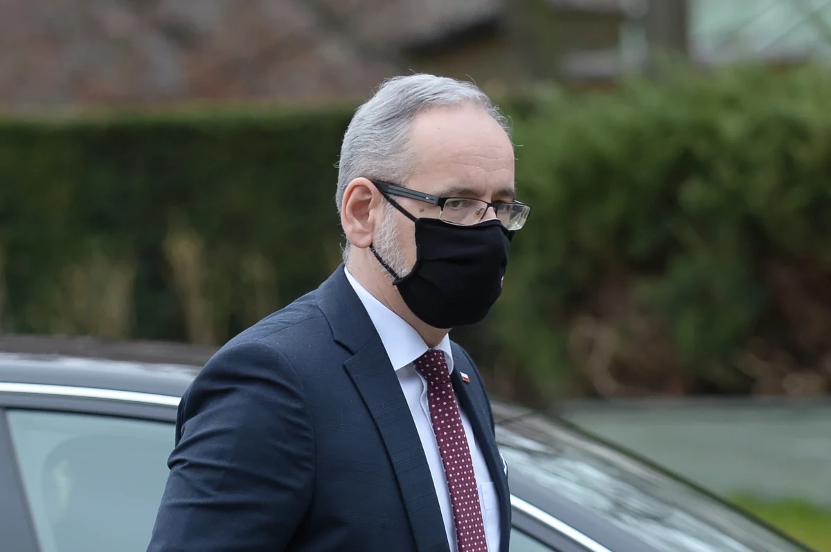 "Będę rekomendował przedłużenie do 17 stycznia tych obostrzeń, z którymi mamy do czynienia, a w szczególności tych obostrzeń, które dotyczą okresu ferii - po to, aby uniknąć trzeciej fali" - przekazał podczas konferencji prasowej minister zdrowia Adam Niedzielski.