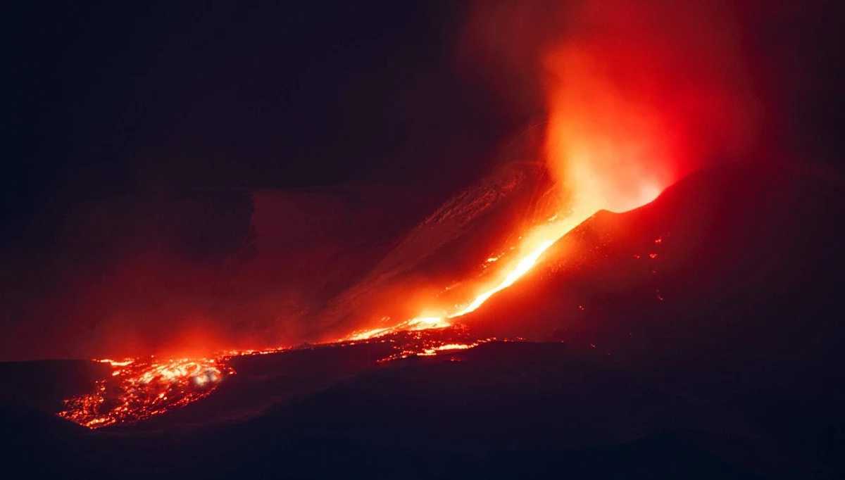Wulkan Etna na Sycylii przebudził się w nocy z niedzieli na poniedziałek. Z południowo-wschodniego krateru zaczęły wydobywać się ogromne fontanny lawy i kłęby dymu widoczne z dużej odległości, także z Kalabrii. 