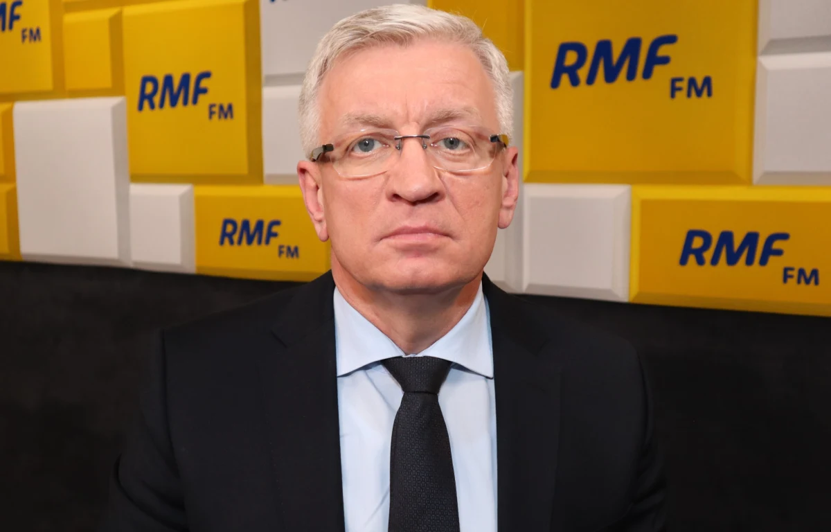 Prezydent Jaśkowiak w Popołudniowej rozmowie w RMF FM mówił o "nadmiarowych działaniach rządu" w kontekście wprowadzonych obostrzeń. Jak tłumaczył, chociaż zgadza się z tym, że szkoły powinny być zamknięte, to mówił o tym, że zostały przedstawione rządowi badania, które udowadniały, że w siłowniach czy restauracjach - dzięki obowiązującym tam restrykcjom sanitarnym - zakażeń nie było dużo. "Trzeba szukać równowagi, trzeba patrzeć również na skutki ekonomiczne, jak i psychiczne, które dotykają osoby, które tracą pracę, ale również dotykają te osoby, które poza pracą nie mają możliwości na inną aktywność" - przekonywał.