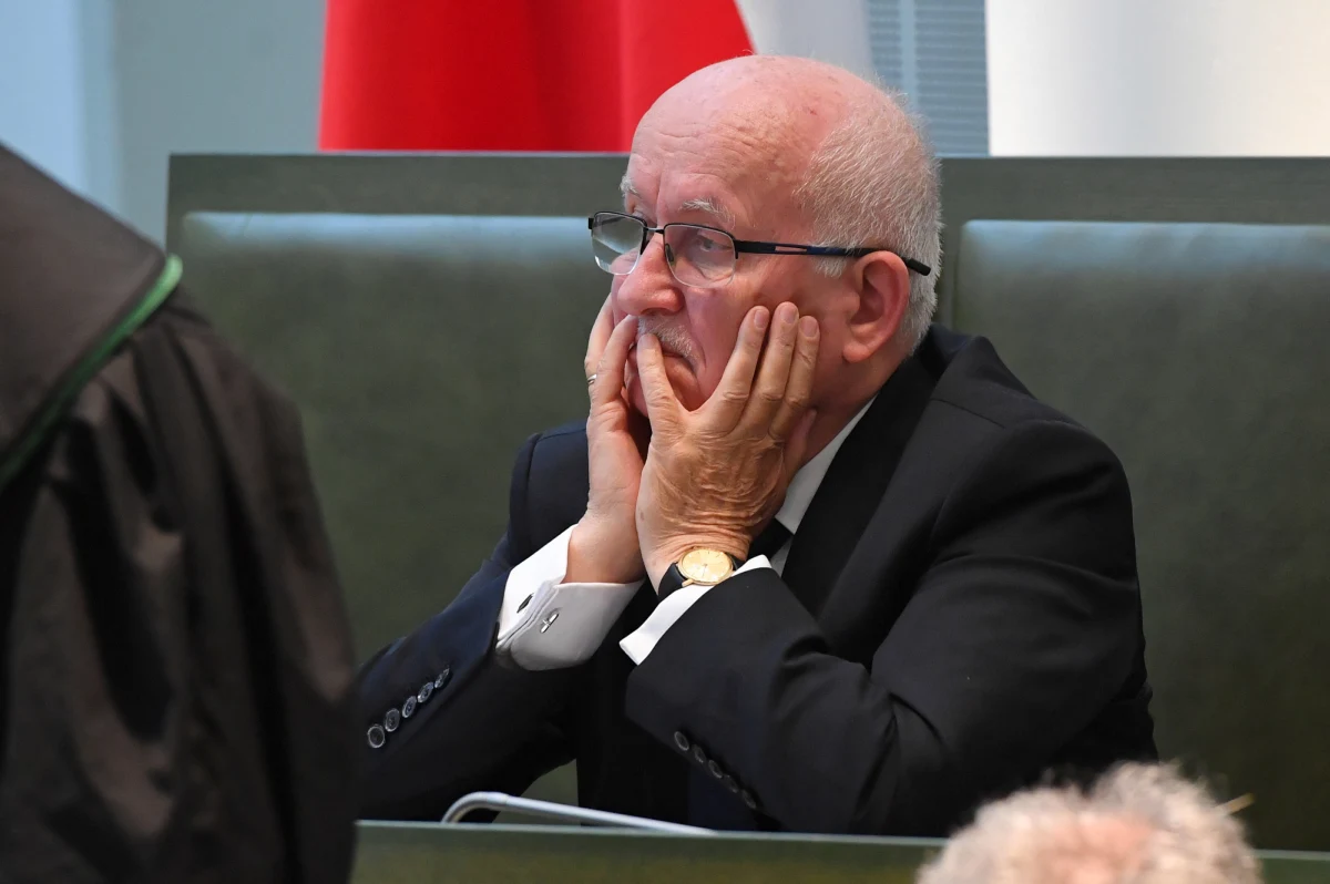 Sąd Rejonowy dla Warszawy-Śródmieścia uniewinnił byłego ministra skarbu w rządzie AWS Emila Wąsacza oskarżonego o niedopełnienie w 1999 roku obowiązków przy prywatyzacji PZU. W ocenie sądu jest oczywiste, że oskarżony działał na korzyść Skarbu Państwa.