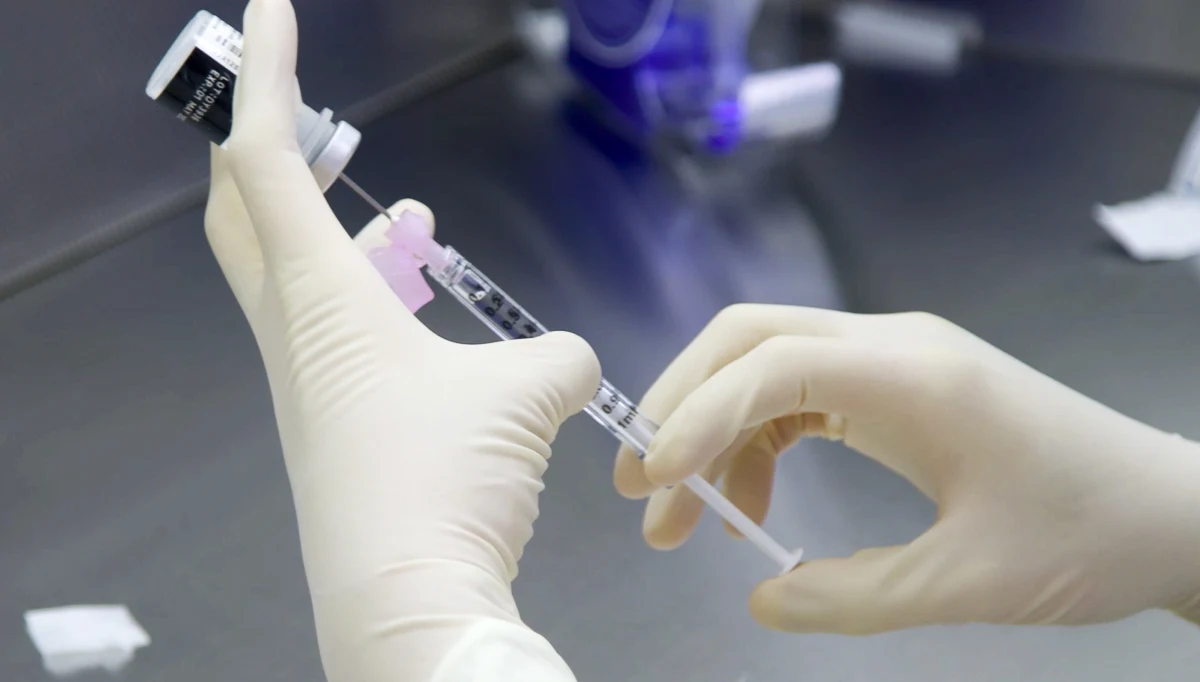 W Stanach Zjednoczonych ruszył w poniedziałek proces szczepień przeciw koronawirusowi. Jako pierwsi w grudniu dostać ją mają pracownicy służby zdrowia oraz starsze osoby zamieszkujące domy opieki.