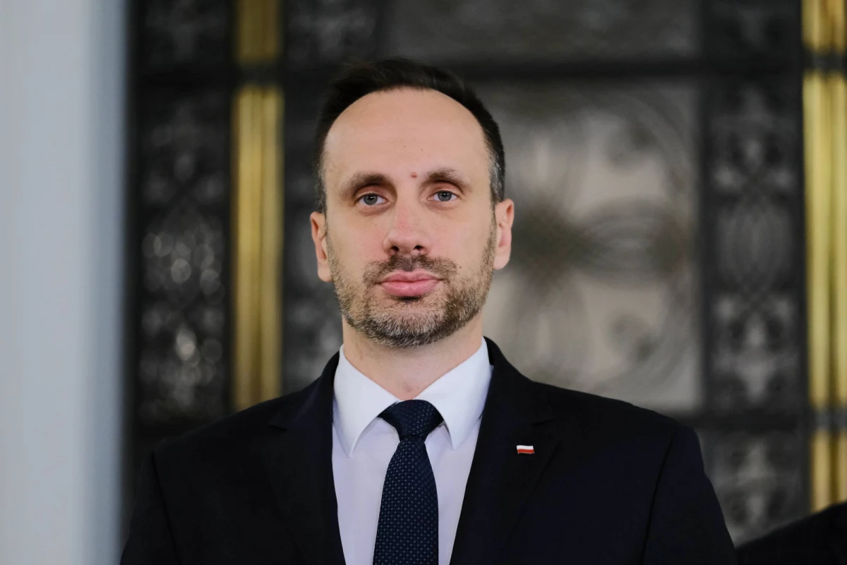 „Polityka jest grą zespołową. Nie widzę powodów, dla których miałbym się podawać do dymisji tym bardziej, że w sprawie na przykład ostatniego szczytu UE prezentuje konsekwentne zdanie, ani o milimetr go nie zmieniłem” – stwierdził w Porannej rozmowie w RMF FM Janusz Kowalski. Poseł w ten sposób skomentował doniesienia o tym, że szef Ministerstwa Aktywów Państwowych Jacek Sasin podjął decyzję o dymisji Kowalskiego ze stanowiska wiceszefa MAP.
