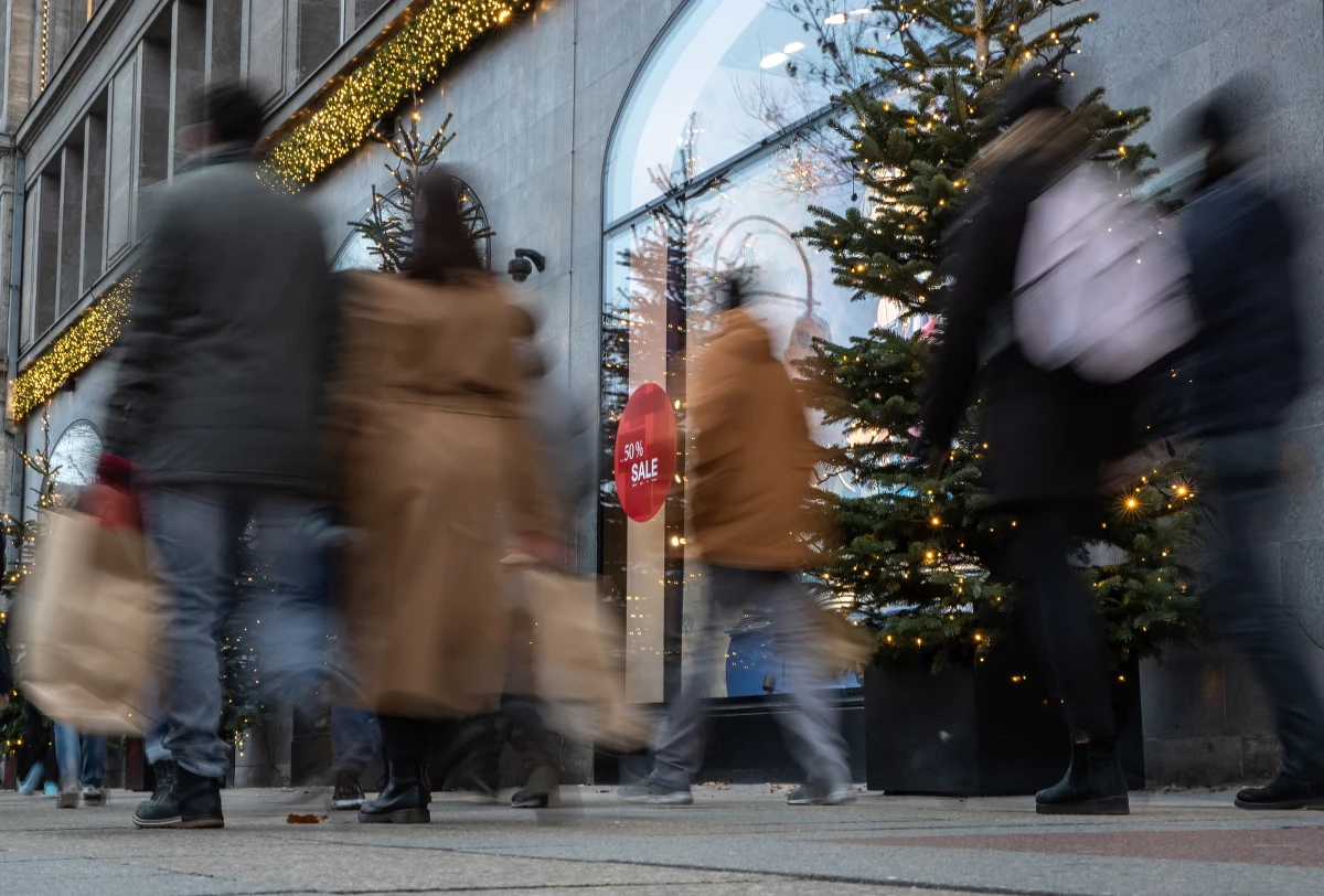 "Od środy nasze życie publiczne i prywatne będzie ograniczone bardziej niż kiedykolwiek w historii Republiki Federalnej Niemiec" - przyznał prezydent Niemiec Frank-Walter Steinmeier, odnosząc się do lockdownu, który będzie trwał w tym kraju od 16 grudnia do 10 stycznia. "Sytuacja jest wyjątkowo poważna" - dodał. 
