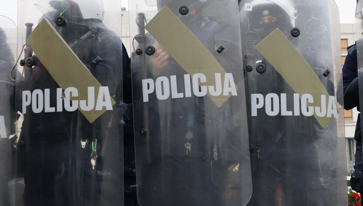 ​Mimo upływu kilku tygodni prokuratura nie wszczęła dotąd żadnego śledztwa w sprawie podejrzeń przekroczenia uprawnień przez policjantów zabezpieczających w Warszawie protest Strajku Kobiet. Chodzi o użycie pałek teleskopowych przez tajniaków, a także gazu wobec posłanek.